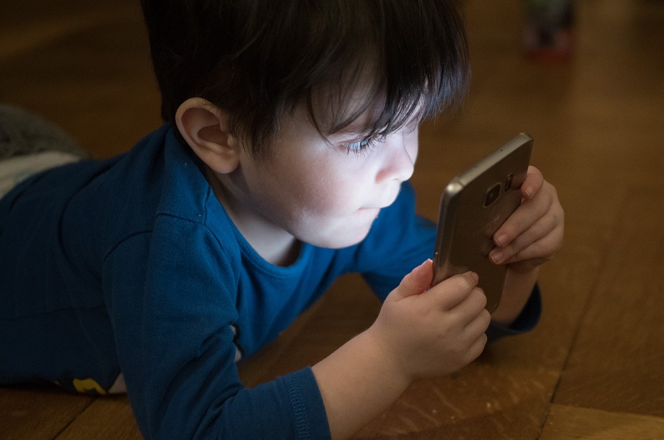 dziecko uależnione od telefonu